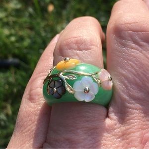 Gorgeous Green Jade Carved Dome Ring w/MOP Carved Flowers & Gold Stems Size 8